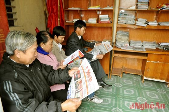 Người dân đến đọc báo tại thư viện xóm 4B, xã Hưng Đạo (Hưng Nguyên).  Ảnh: Mai Hoa