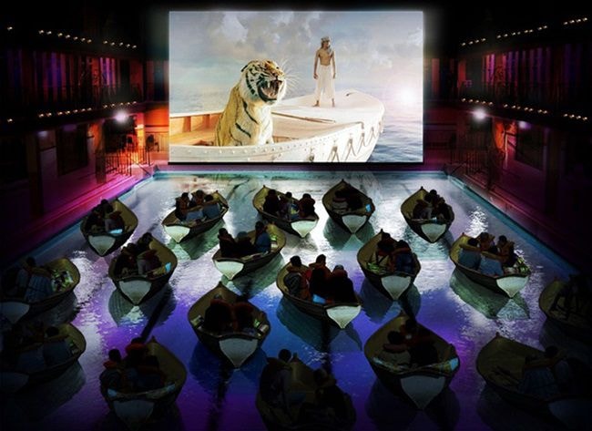 Khán giả được ngồi thuyền bồng bềnh trên mặt nước và thưởng thức Life of Pi 3D. Đến cả áo phao cũng được cung cấp đầy đủ cho khán giả.