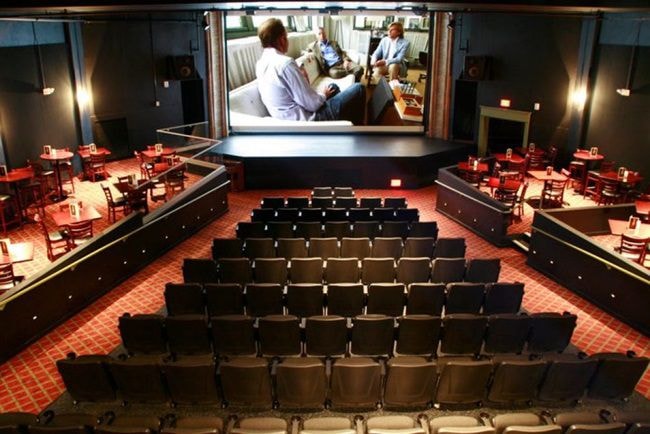 Rạp chiếu phim Bijou Theater ở Bridgeport, Connecticut không quá hoành tráng nhưng lại ghi điểm nhờ kiểu phục vụ bàn ăn uống 