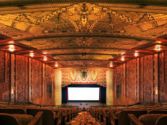 Paramount Theater ở Oakland, California gây ấn tượng với tường và trần được chạm trổ cầu kỳ, lộng lẫy. 