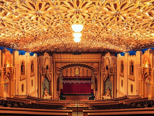 Fox Theater ở Oakland, California khiến mọi người phải choáng ngợp với thiết kế xa hoa cầu kỳ của nó.