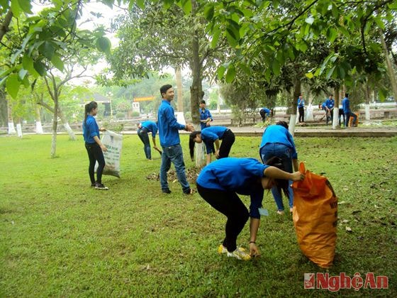 Sinh viên tình nguyện CLB “Blouse trắng” gom nhặt phế liệu  tại các điểm công cộng gây quỹ từ thiện.