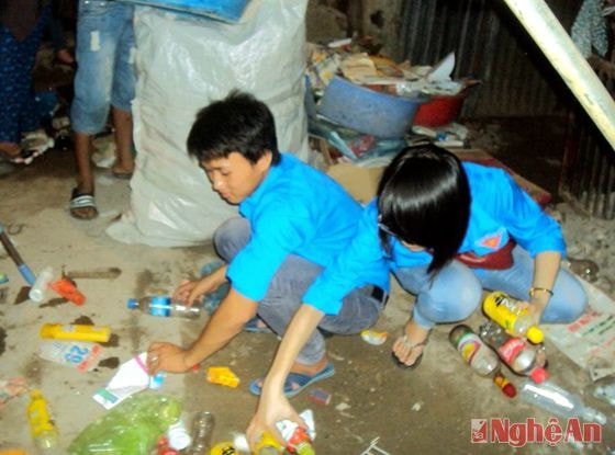 Sinh viên tình nguyện CLB “blue trắng” gom ve chai vào mỗi cuối  tuần