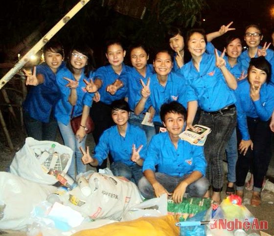 Niềm vui của các sinh viên tình nguyện CLB “blue trắng” với thành  quả sau một buổi tối ra quân thu gom ve chai