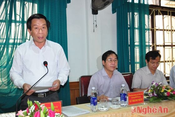 Bí thư Huyện ủy Quỳnh Lưu Lê Đức Cường báo cáo tìnhhình công tác đại hội các cấp ở huyện 
