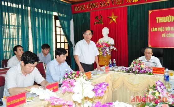 Đồng chí Trần Công Dương - Chánh Văn phòng Tỉnh ủy trao đổi với lãnh đạo Đài PTTH về nhiệm vụ cần tập trung tuyên truyền trong thời gian tới, trogn đó ưu tiên tuyên truyền phục vụ đại hội Đảng các cấp, tiến tới đại hội XII của Đảng