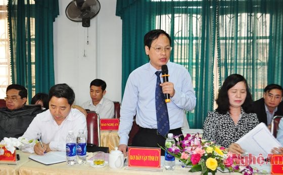 Phó trưởng ban Dân vận Tỉnh ủy Nguyễn Mạnh Khôi tiếp thu các ý kến chỉ đạo của đồng chí Phó Bí thư Tỉnh ủy Lê Quang Huy để đưa vào nhiệm vụ năm công tác dân vận năm 2015