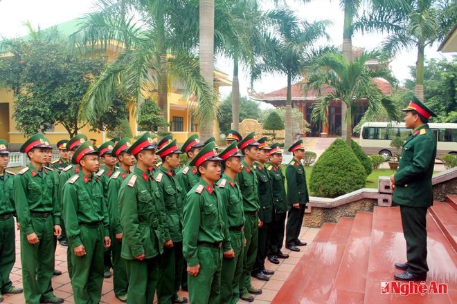 Cán bộ chiến sỹ tham quan nhà truyền thống sư đoàn