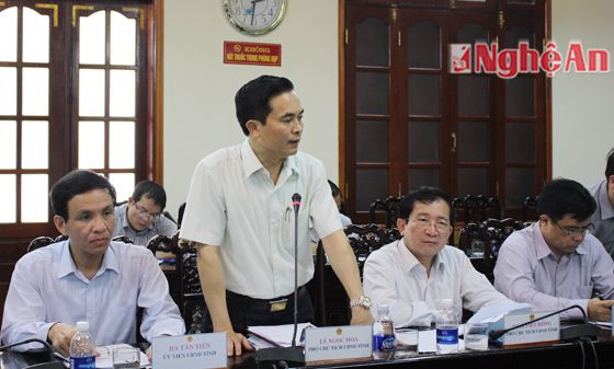 Phó Chủ tịch UBND tỉnh Lê Ngọc Hoa nêu ý kiến về tình hình kinh tế đối ngoại quí 1 năm 2015.