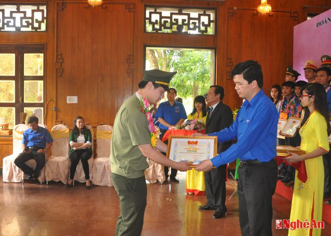 Trao thưởng chi đoàn công an huyện Nam Đàn