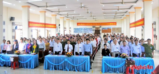  Các đại biểu tham dự đại hội nghiêm trang trong lễ chào cờ