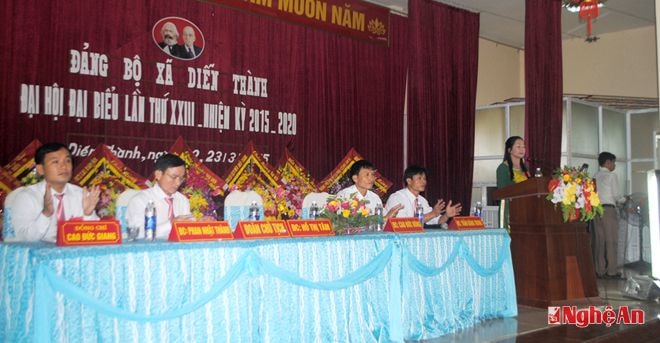  Các đại biểu tham dự đại hội nghiêm trang trong lễ chào cờ