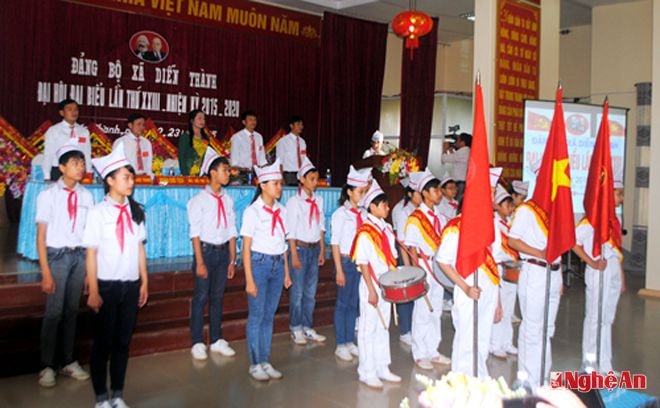 Các cháu thiếu niên tiêu biểu Trường THCS Diễn Thành chào mừng đại hội