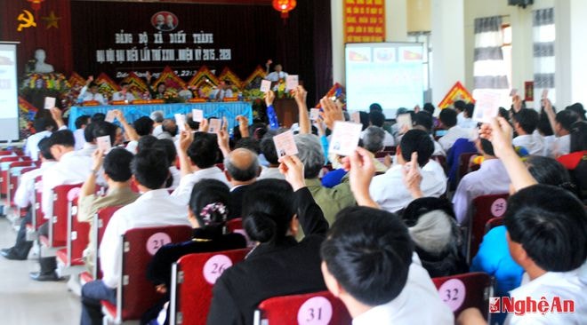 Biểu quyết thông qua Báo cáo chính trị tại đại hội