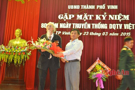 Đồng chí Võ Viết Thanh - Bí thư Thành ủy Vinh tặng hoa cho Dân quân tự vệ chống Pháp