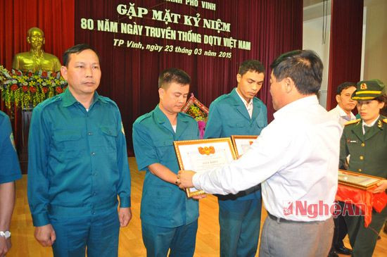 Đồng chí Võ Viết Thanh trao giấy khen cho 10 tập thể Dân quân tự vệ có thành tích xuất sắc
