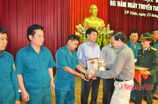 Đồng chí Nguyễn Xuân Sinh trao giấy khen cho 20 cá nhân dân quân tự vệ có thành tích