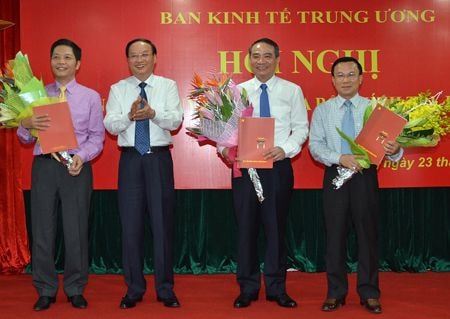  Ông Tô Huy Rứa trao Quyết định bổ nhiệm Phó Trưởng Ban Kinh tế TƯ cho các ông Trương Quang Nghĩa (thứ hai từ phải sang), Trần Văn Hiếu (ngoài cùng bên phải) và Trần Tuấn Anh (ngoài cùng bên trái). Ảnh: VGP/Thanh Liêm 