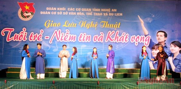 Nhiều tiết mục hát Dân ca ví dặm được biểu diễn tại chương trình 