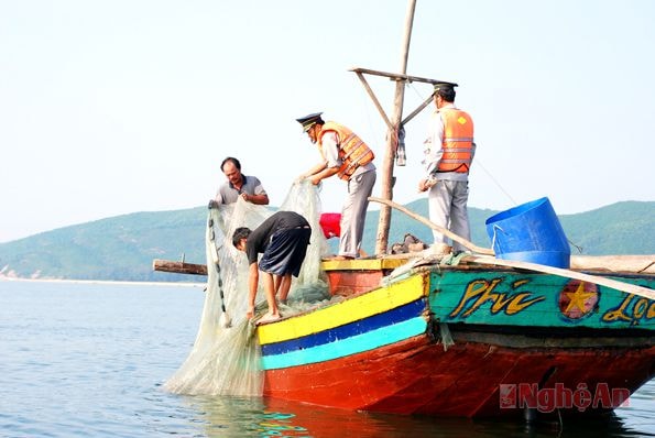 Lực lượng thanh tra của Chi cục Khai thác và Bảo vệ nguồn lợi thủy sản  kiểm tra tàu thuyền của ngư dân.