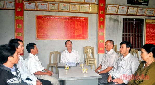 Ban cán sự thôn 5, xã Quỳnh Liên (TX. Hoàng Mai) họp bàn công tác hòa giải.