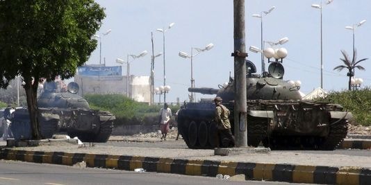 Xe tăng trên đường phố ở Yemen hôm 19 tháng 3. Ảnh: Reuters/Stringer