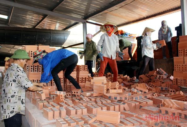 Sản xuất ở Nhà máy gạch Đồng Thành (Yên Thành).