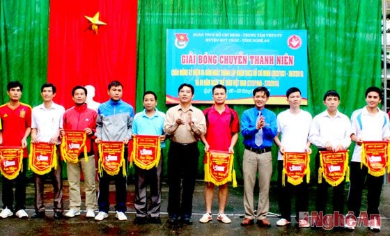 Trao cờ lưu niệm cho các đội tham gia