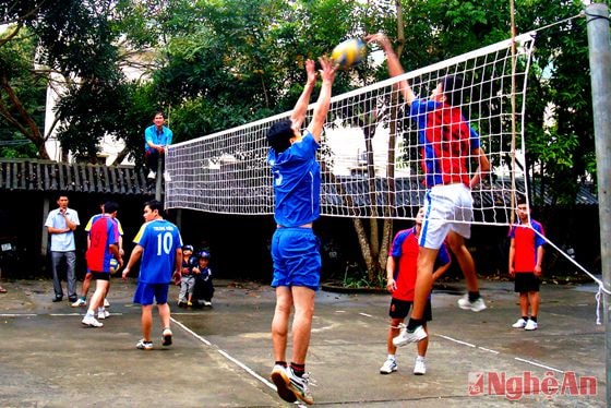 Trận đấu  khai mạc giữa đội thanh niên xã Châu Hội và Liên quân khối dân