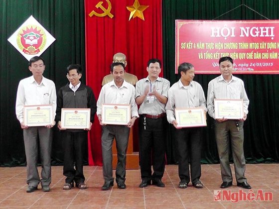 PCT UBND huyện Nguyến Vương Ngọc khen thưởng tập thể xuất sắc trong công tác xây dựng nông thôn mới, giai đoạn 2011-2014.