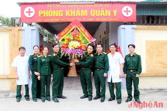 Thủ trưởng Phòng Quân y QK4 tặng hoa chúc mừng phòng khám