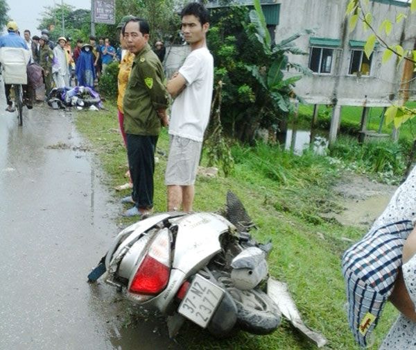 Hai chiếc xe máy nát bét sau cú đâm của xe tải.