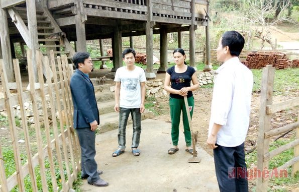 Chuyên trách viên dân số xã Châu Thắng và Bí thư Chi bộ bản Bấn (ngoài cùng bên trái) tuyên truyền về chính sách DS/KHHGĐ.