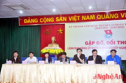 Lãnh đạo Đảng ủy Khối DN trả lời câu hỏi của đoàn viên thanh niên