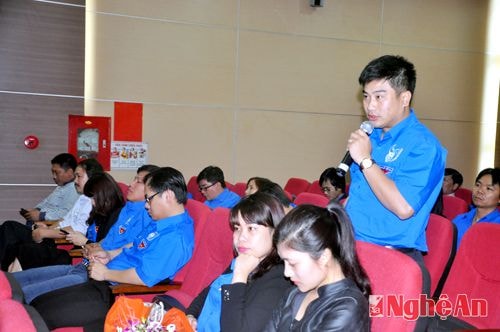 Đại diện đoàn viên đối thoại với lãnh đạo Đảng ủy Khối DN