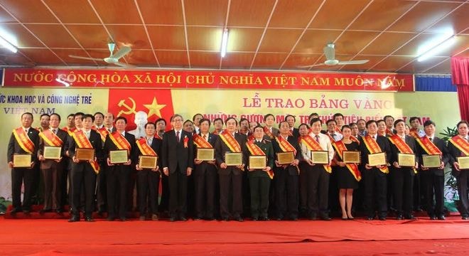 Hình ảnh tôn vinh “Những gương mặt trí thức tiêu biểu trên mặt trận kinh tế - xã hội năm 2013”.