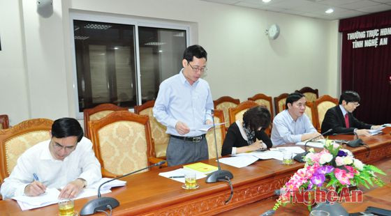 Phó Văn phòng  Đoàn ĐBQH và HĐND tỉnh Trần Nhật Minh bao cáo kết quả hoạt động tháng 2