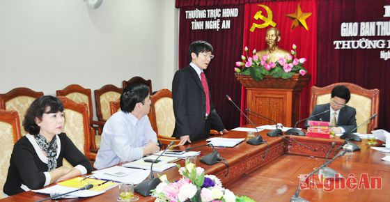 Phó Chánh văn phòng UBND tỉnh Võ Hồng Dương giải đáp một số nội dung được Thường trực và các Ban HĐND tỉnh nêu tại hội nghị thuộc thẩm quyền giải quyết của UBND tỉnh