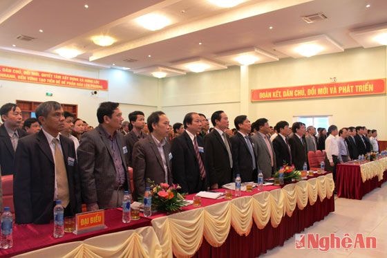 Các đại biểu làm lễ chào cờ tại đại hội