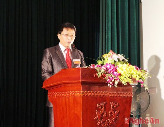 Đồng chí Nguyễn Hữu Trung, Bí thư Đảng ủy xã Hưng Lộc đọc báo cáo chính trị tại đại hội
