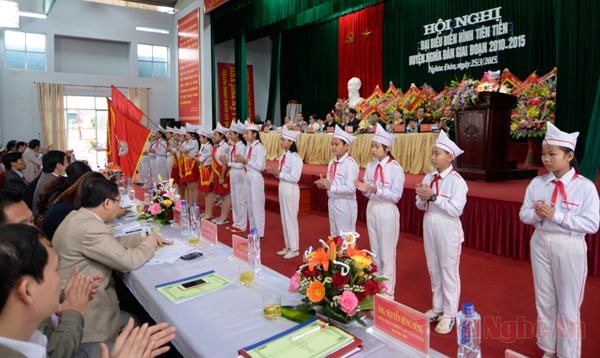 Các em thiếu niên chào mừng hội nghị.