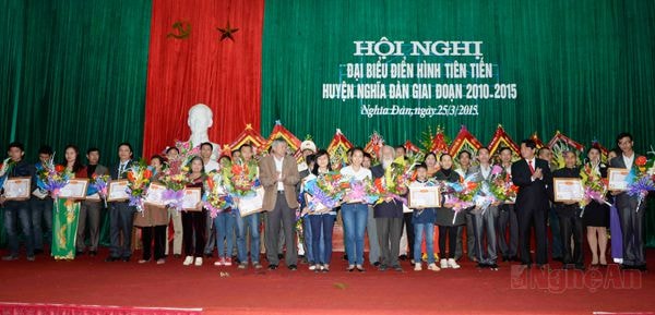 Trao giấy khen vinh danh các cá nhân tiêu biểu.