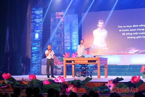 Các khán giả là người khuyết tật tham gia chương trình giao lưu.