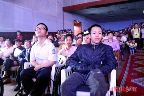 Các khán giả là người khuyết tật tham gia chương trình giao lưu.