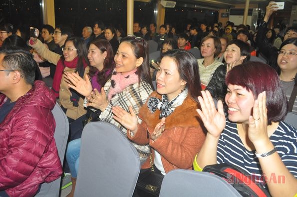 Du khách hào hứng khi xem chương trình biểu diễn.