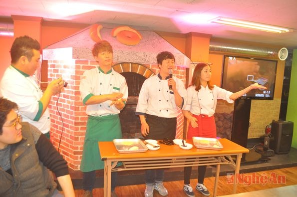 Hướng dẫn cách làm bánh cho khách du lịch.