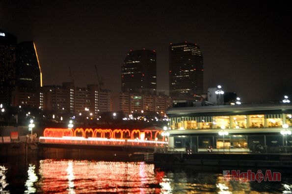 Từ trên thuyền nhìn thấy vẻ đẹp của Seoul về đêm.