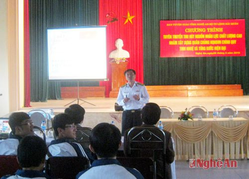 Đại tá Nguyễn Văn Dũng trao đổi với các bạn học sinh vè tình hình biener đảo Việt Nam.