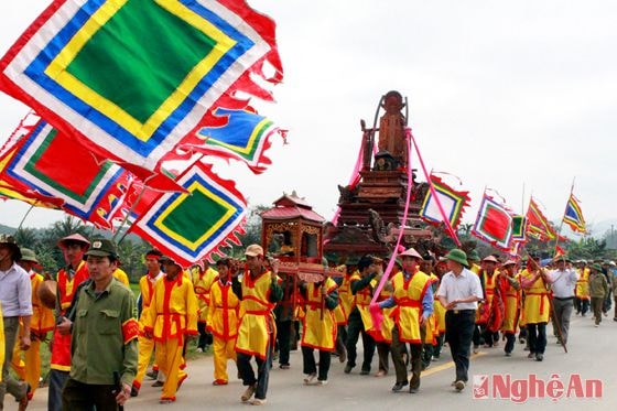 Rước kiệu tại Lễ hội đền Bạch Mã. Ảnh: Duy Hưng