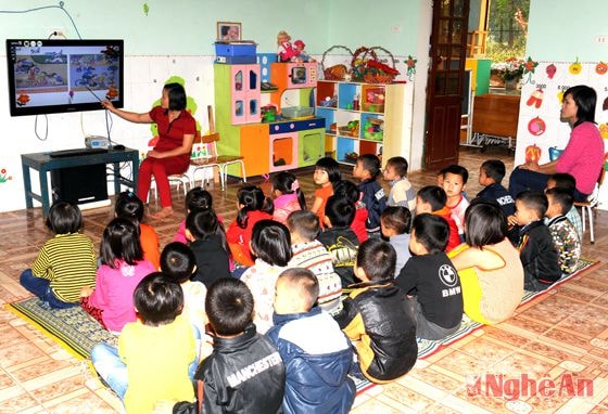 Hướng dẫn Luật Giao thông cho các cháu   Trường Mầm non Nghĩa Hội. Ảnh: s.m